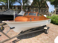 Unieke retro toerboot met handgemaakte opbouw Unieke retro toerboot met handgemaakte opbouw